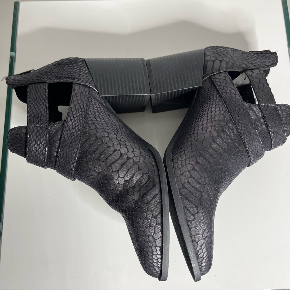 NEVER WORN Black Animal Print Vegan Faux Leather Ankle Winter Fall Booties - Picture 7 of 8